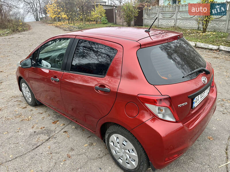 Хетчбек Toyota Yaris 2013 в Путивлі