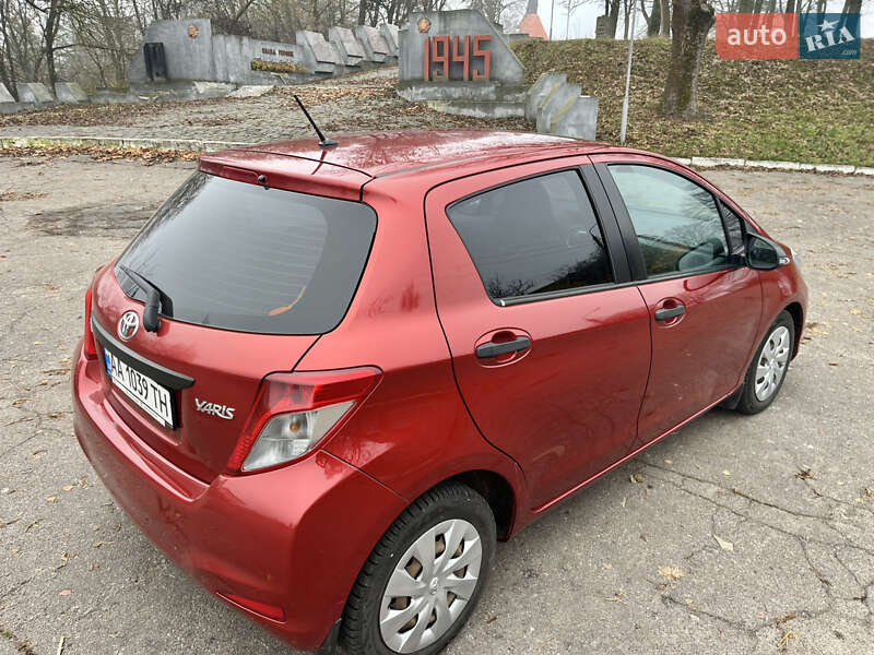 Хетчбек Toyota Yaris 2013 в Путивлі