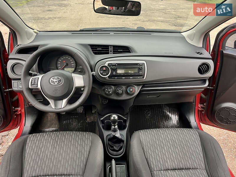 Хетчбек Toyota Yaris 2013 в Путивлі