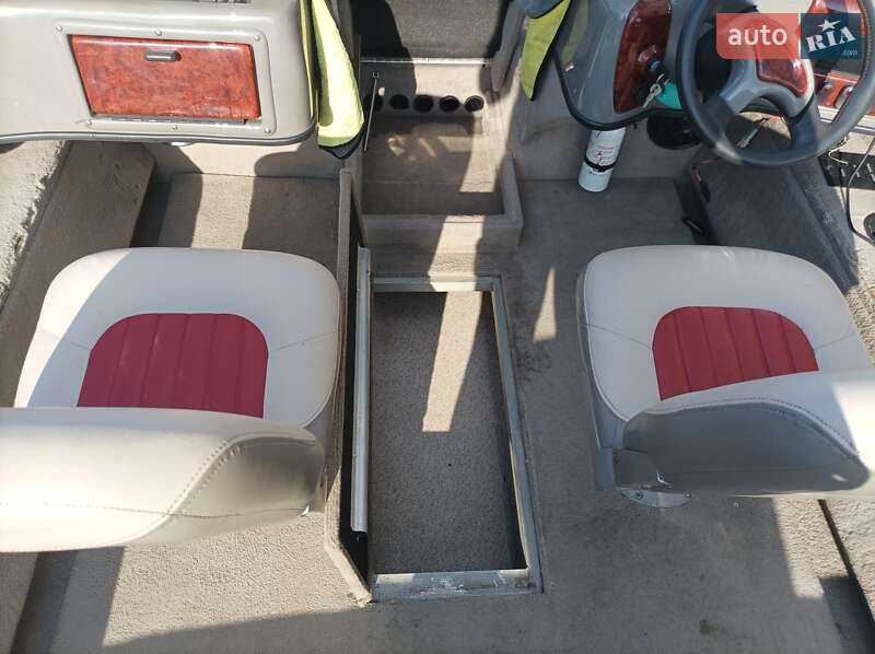 Лодка Tracker Targa 2004 в Гостомеле