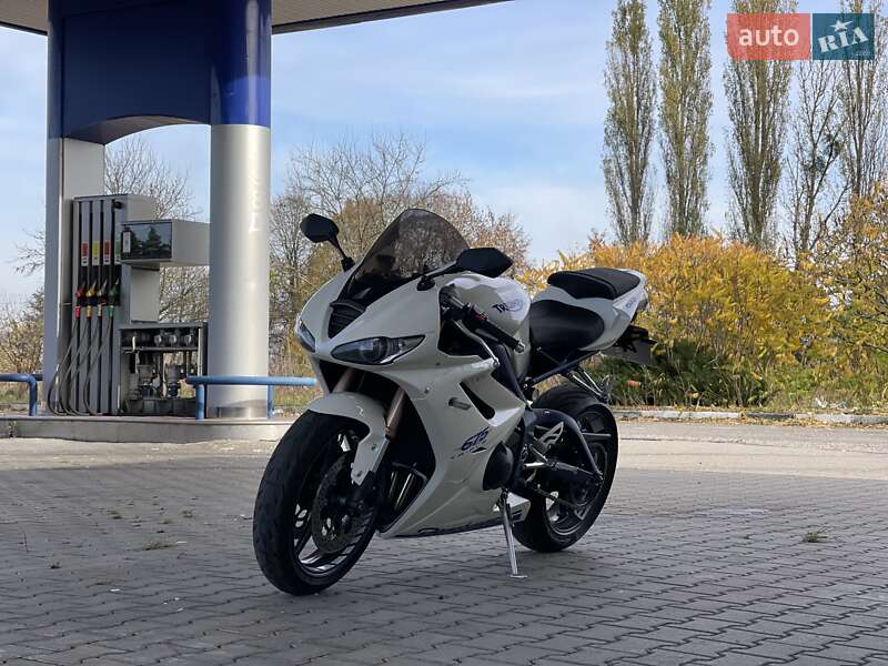 Спортбайк Triumph Daytona 2010 в Дубно