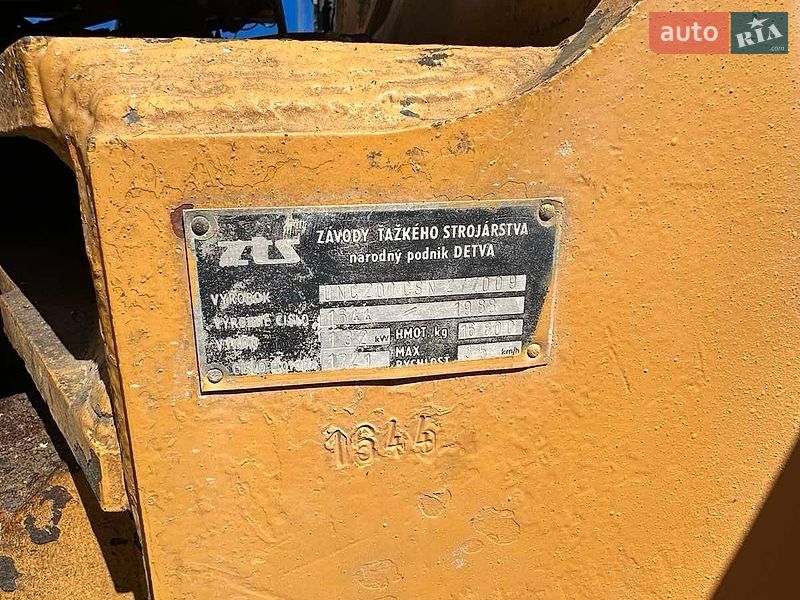 Фронтальні навантажувачі UNC 200 1988 в Вараші