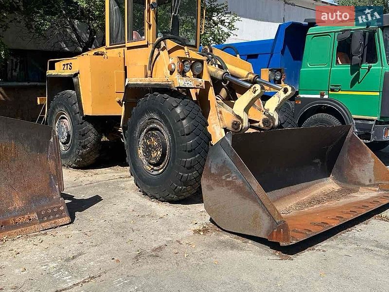 Фронтальні навантажувачі UNC 200 1988 в Вараші