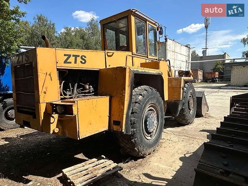 Фронтальні навантажувачі UNC 200 1988 в Вараші