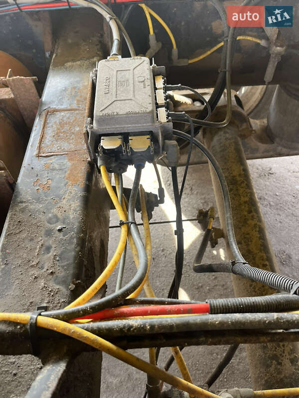 Зерновоз - напівпричіп United Trailers 6017 2008 в Золочеві