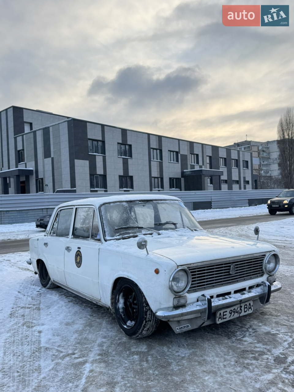 Продам бойову копійку.
Мотор,коробка без нарікань.Вся ходова частина від бмв е30,також без нарікань.
Салон фул червоний.Кузов цілий ,без дір.
По машині багато доопрацювання.