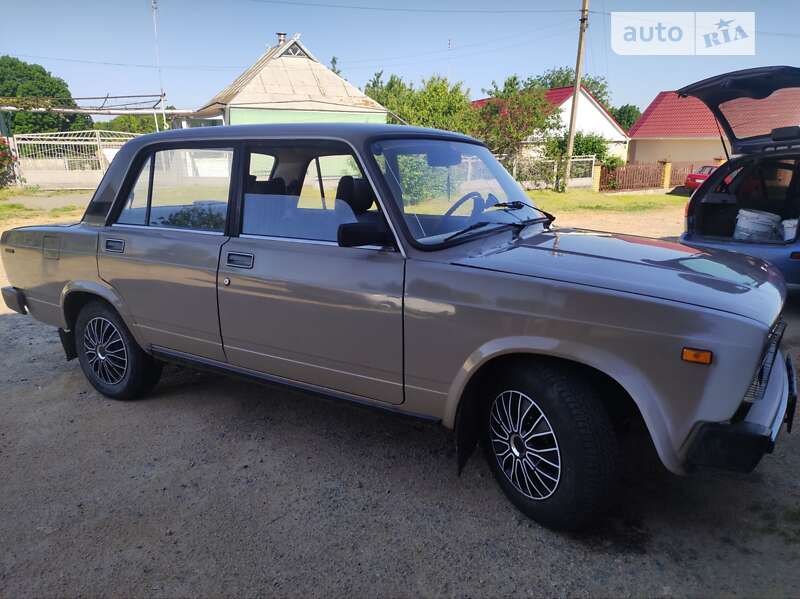 Седан ВАЗ / Lada 2105 1987 в Умани