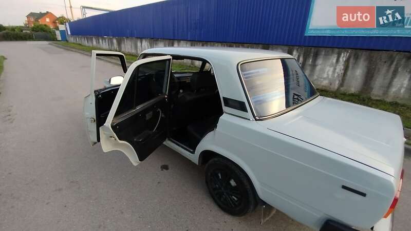 Седан ВАЗ / Lada 2105 1990 в Чернівцях