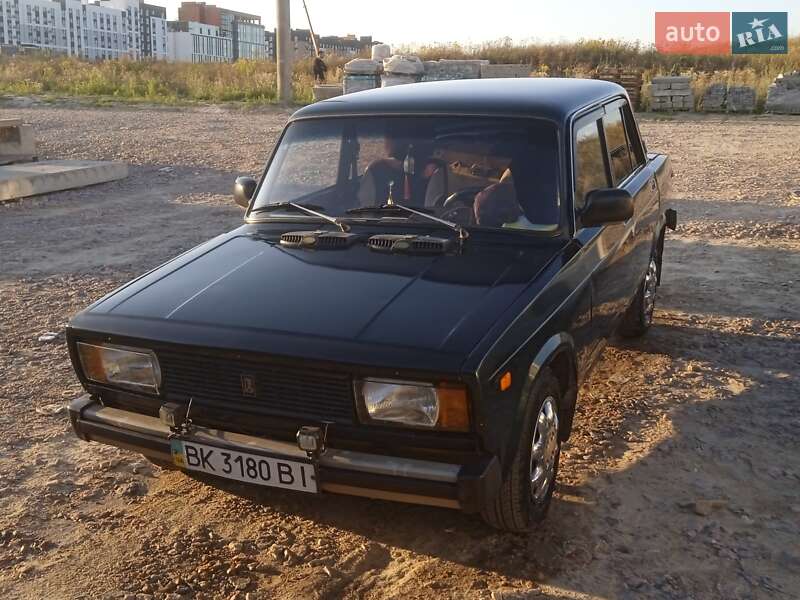 Седан ВАЗ / Lada 2105 1986 в Ровно фото 4 Седан ВАЗ / Lada 2105 1986 в Ровно