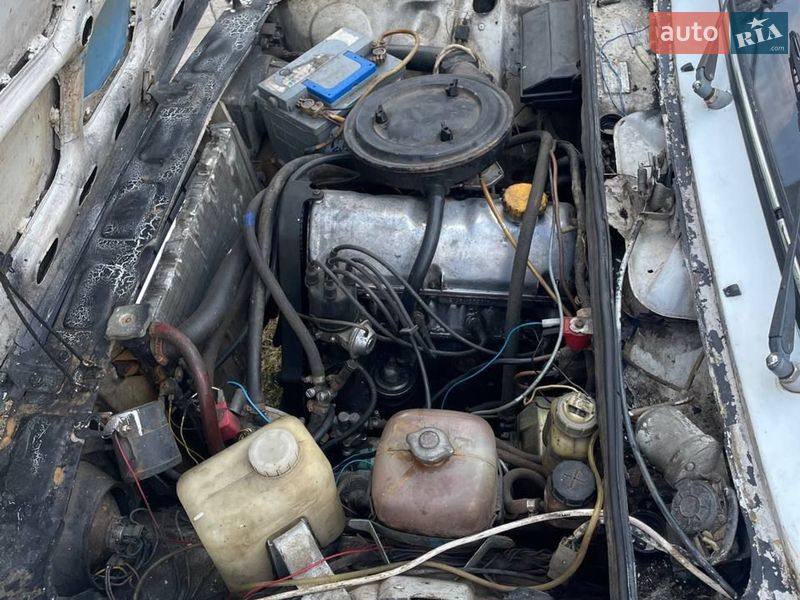 Седан ВАЗ / Lada 2105 1982 в Хороле фото 6 Седан ВАЗ / Lada 2105 1982 в Хороле