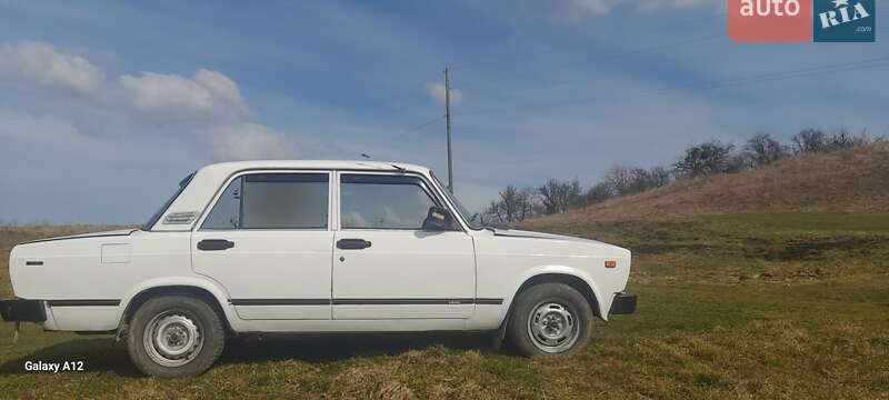 Седан ВАЗ / Lada 2105 1985 в Чернівцях