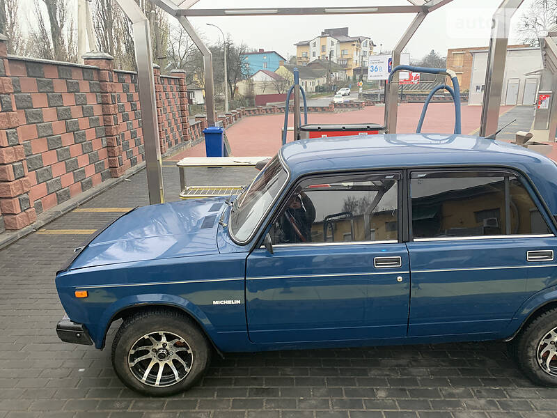 Седан ВАЗ / Lada 2107 2001 в Рівному