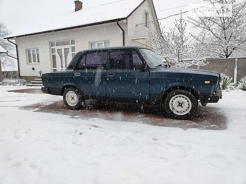 Седан ВАЗ / Lada 2107 2004 в Черновцах
