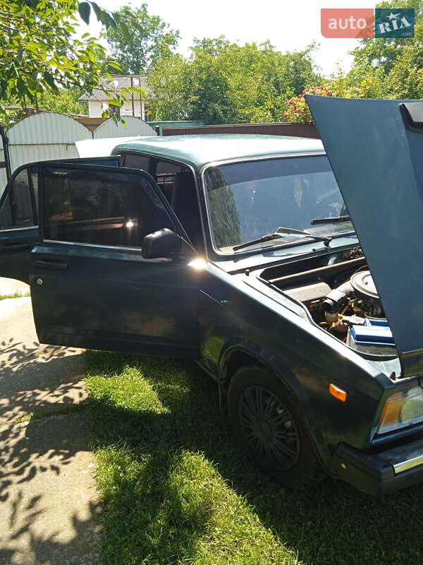 Седан ВАЗ / Lada 2107 2004 в Чернівцях