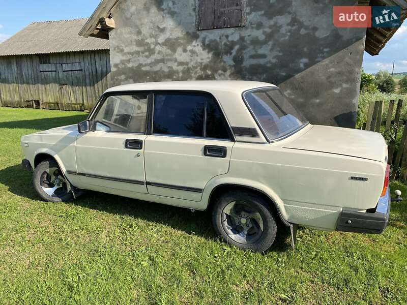 Седан ВАЗ / Lada 2107 1996 в Самборе