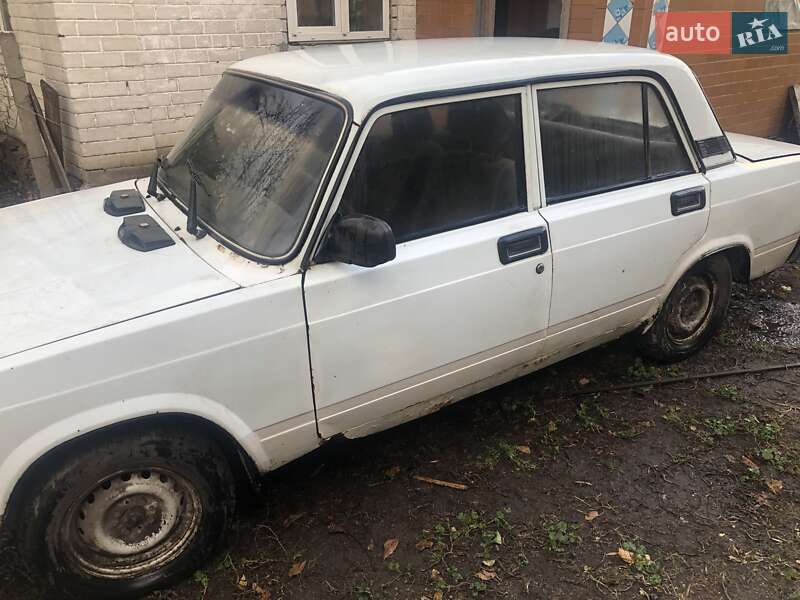 Седан ВАЗ / Lada 2107 1990 в Черкассах