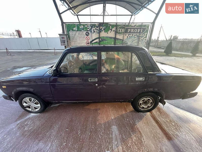 Седан ВАЗ / Lada 2107 2004 в Новоселице