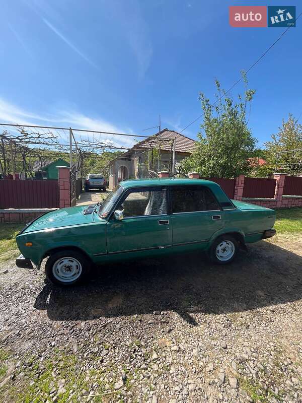 Седан ВАЗ / Lada 2107 2004 в Ужгороде