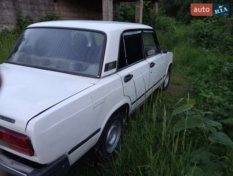 Седан ВАЗ / Lada 2107 2000 в Хусті