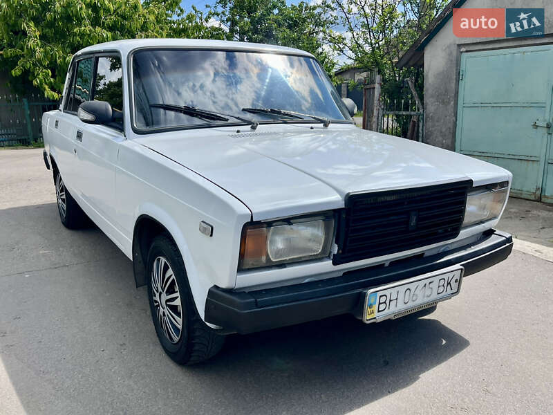 Седан ВАЗ 2107 1999 в 