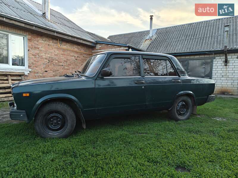 Седан ВАЗ / Lada 2107 2005 в Ромнах