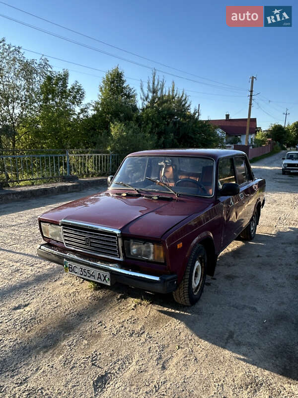 Седан ВАЗ / Lada 2107 2004 в Николаеве