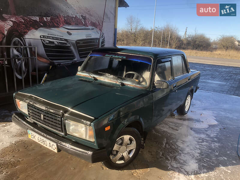 Седан ВАЗ / Lada 2107 1995 в Нововолынске