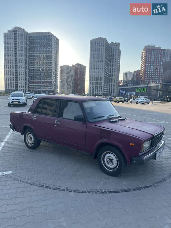 Седан ВАЗ / Lada 2107 2002 в Киеве