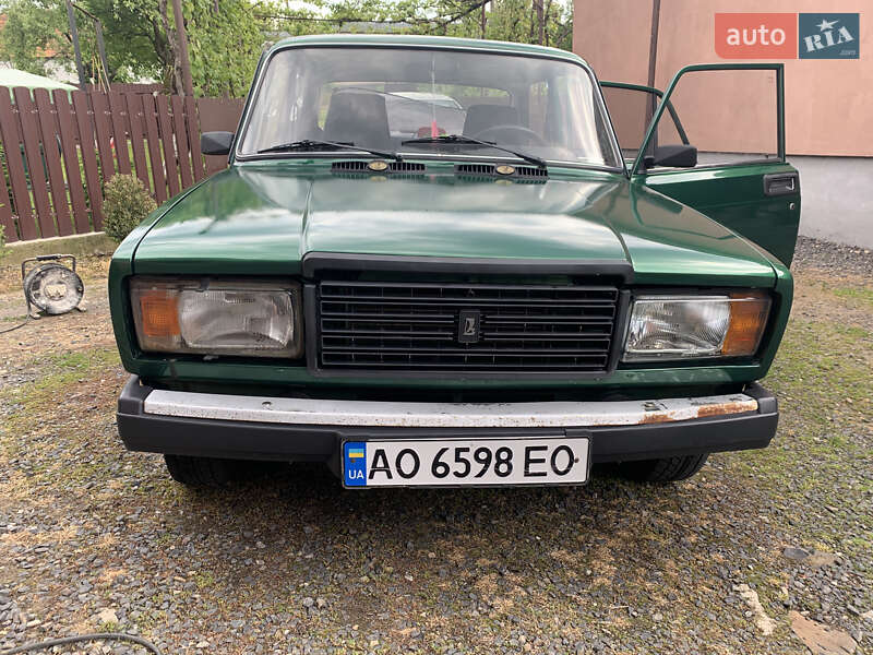 Седан ВАЗ / Lada 2107 2004 в Сваляве