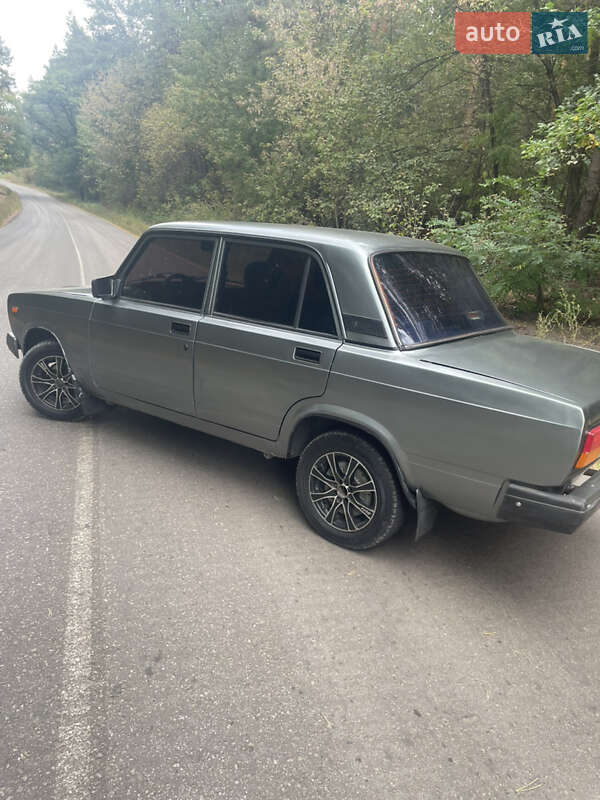 Седан ВАЗ / Lada 2107 2006 в Краснограді