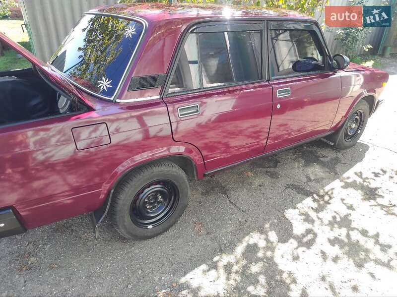 Седан ВАЗ / Lada 2107 2004 в Краснокутске