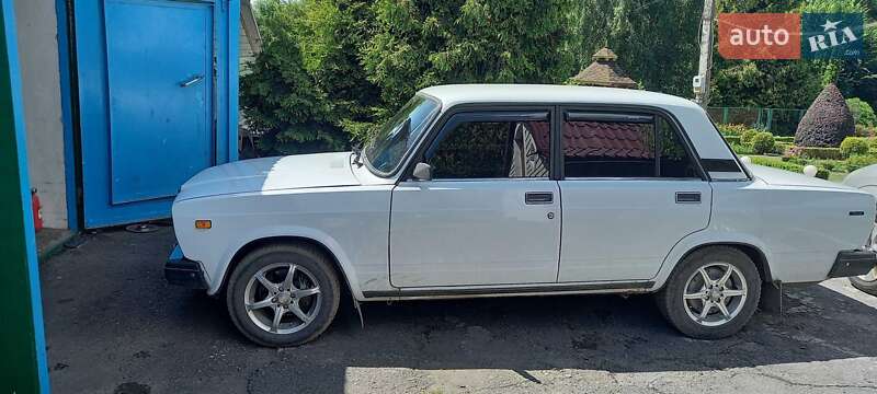 Седан ВАЗ / Lada 2107 2003 в Киеве