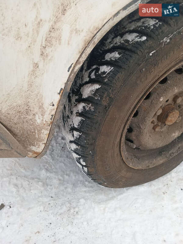 Седан ВАЗ / Lada 2107 1999 в Киеве