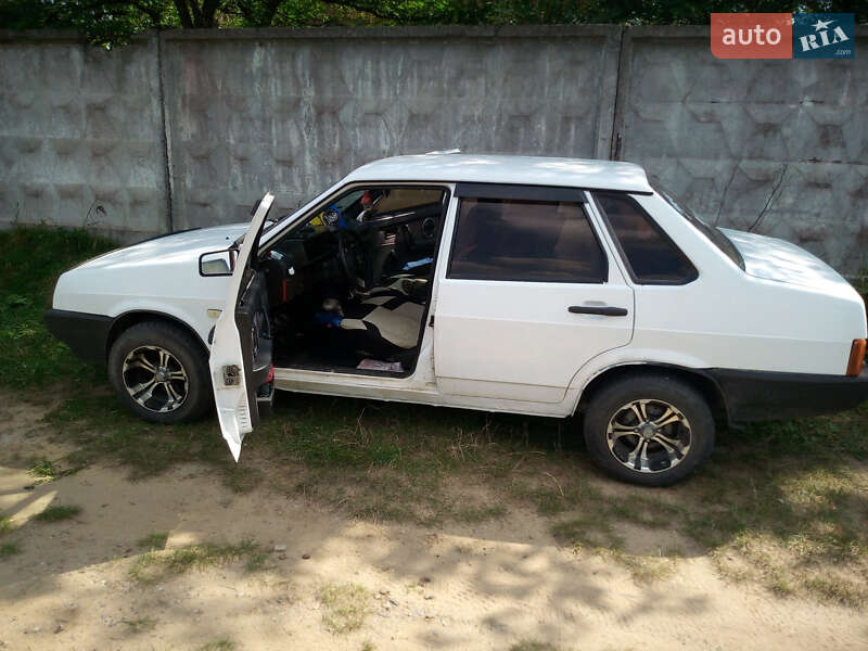 Седан ВАЗ / Lada 21099 2000 в Львове