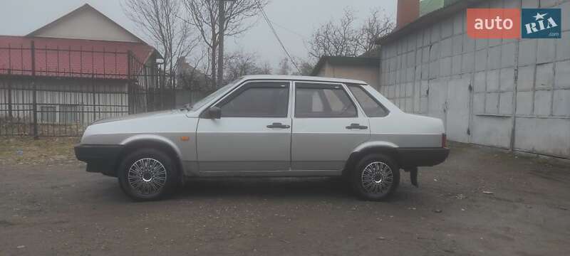 Седан ВАЗ / Lada 21099 2003 в Черновцах