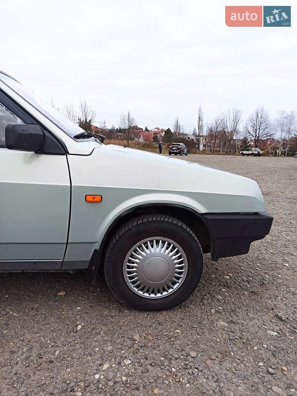 Седан ВАЗ / Lada 21099 2001 в Ужгороде