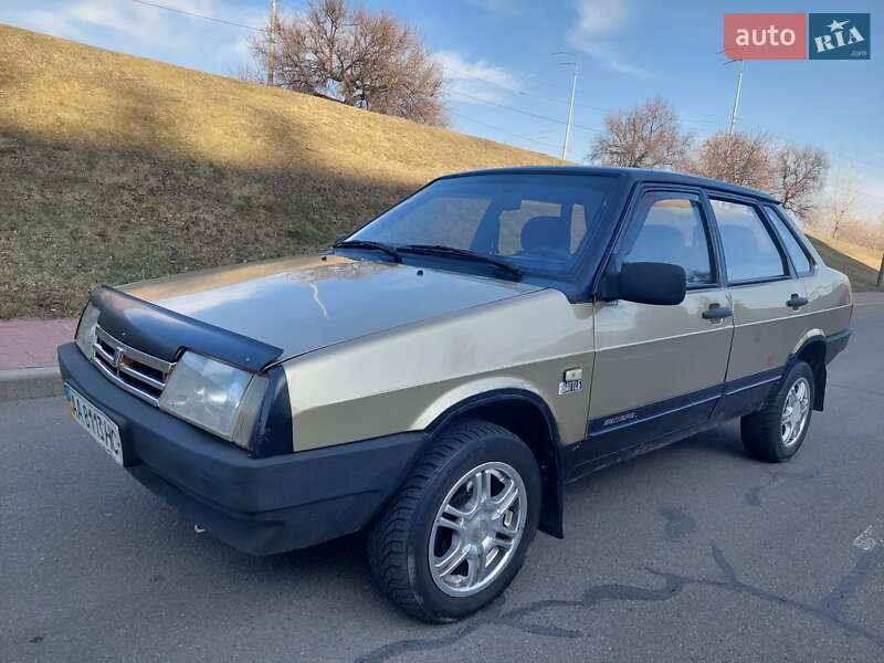 Седан ВАЗ / Lada 21099 2001 в Киеве