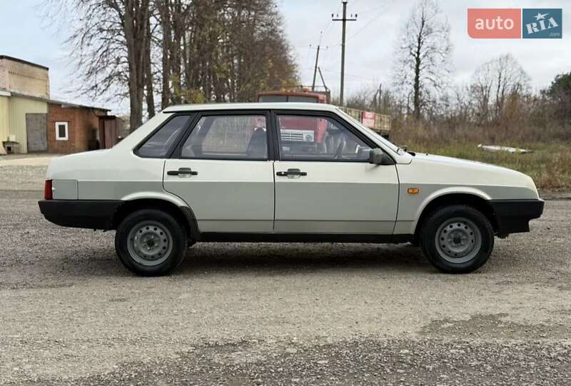 Седан ВАЗ / Lada 21099 2002 в Гусятине