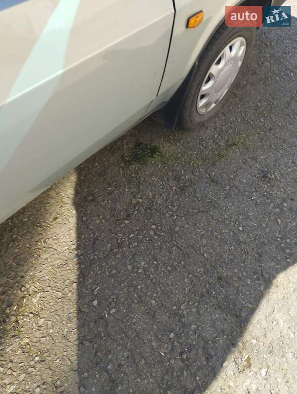 Хэтчбек ВАЗ / Lada 2109 2002 в Ровно