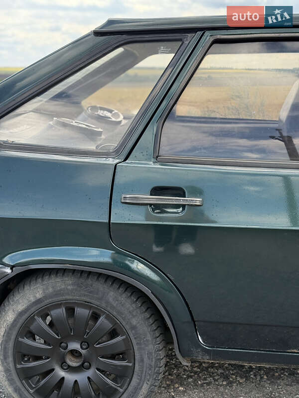 Хэтчбек ВАЗ / Lada 2109 2004 в Александровке