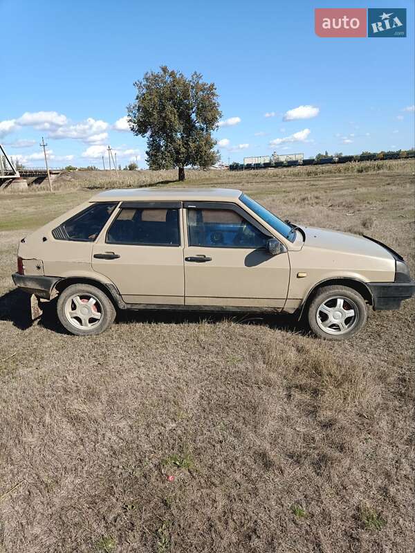 Хэтчбек ВАЗ / Lada 2109 1988 в Сарате фото 6 Хэтчбек ВАЗ / Lada 2109 1988 в Сарате
