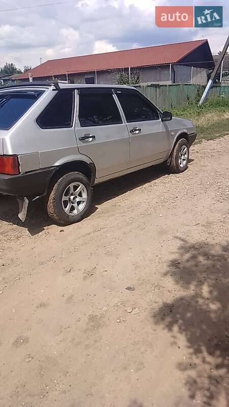 Хэтчбек ВАЗ / Lada 2109 2001 в Белгороде-Днестровском фото Хэтчбек ВАЗ / Lada 2109 2001 в Белгороде-Днестровском