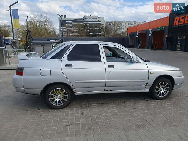 Седан ВАЗ 2110 2004 в 