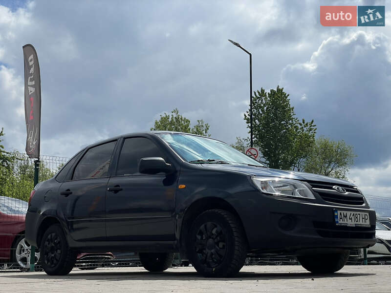 Седан ВАЗ / Lada 2190 Granta 2012 в Бердичеве
