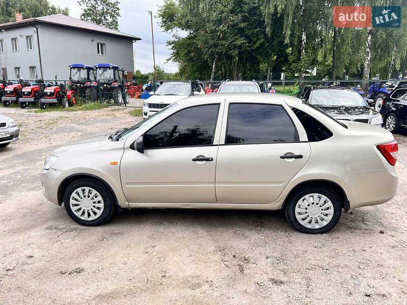 Седан ВАЗ / Lada 2190 Granta 2013 в Шостке