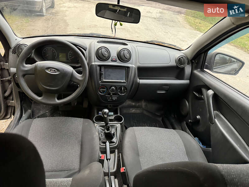 Седан ВАЗ / Lada 2190 Granta 2015 в Славуті