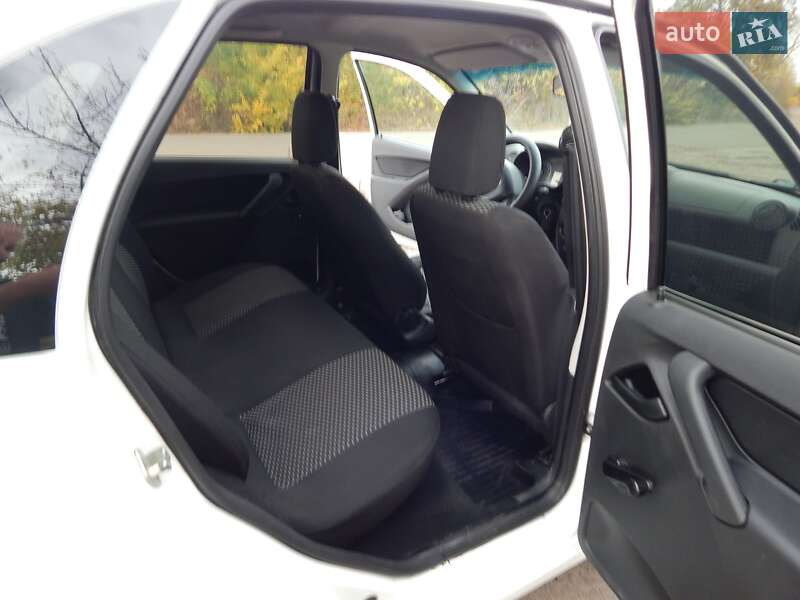 Седан ВАЗ / Lada 2190 Granta 2016 в Олександрії