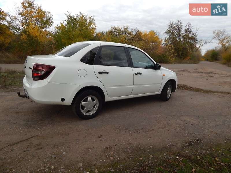 Седан ВАЗ / Lada 2190 Granta 2016 в Александрие