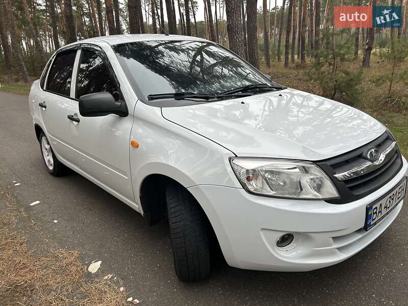 Седан ВАЗ / Lada 2190 Granta 2013 в Олександрівці