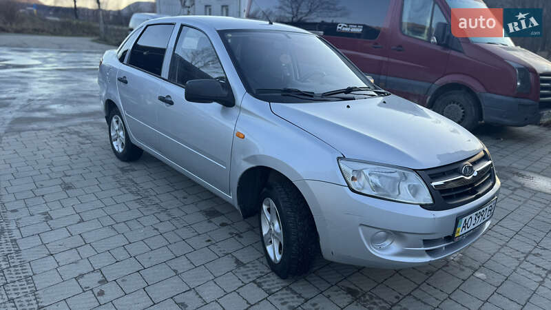 Седан ВАЗ / Lada 2190 Granta 2013 в Иршаве